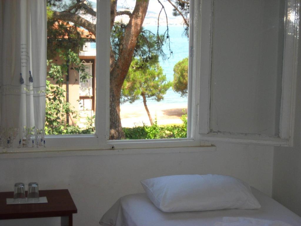 Mavi Pension Hotel Ayvalik Bagian luar foto